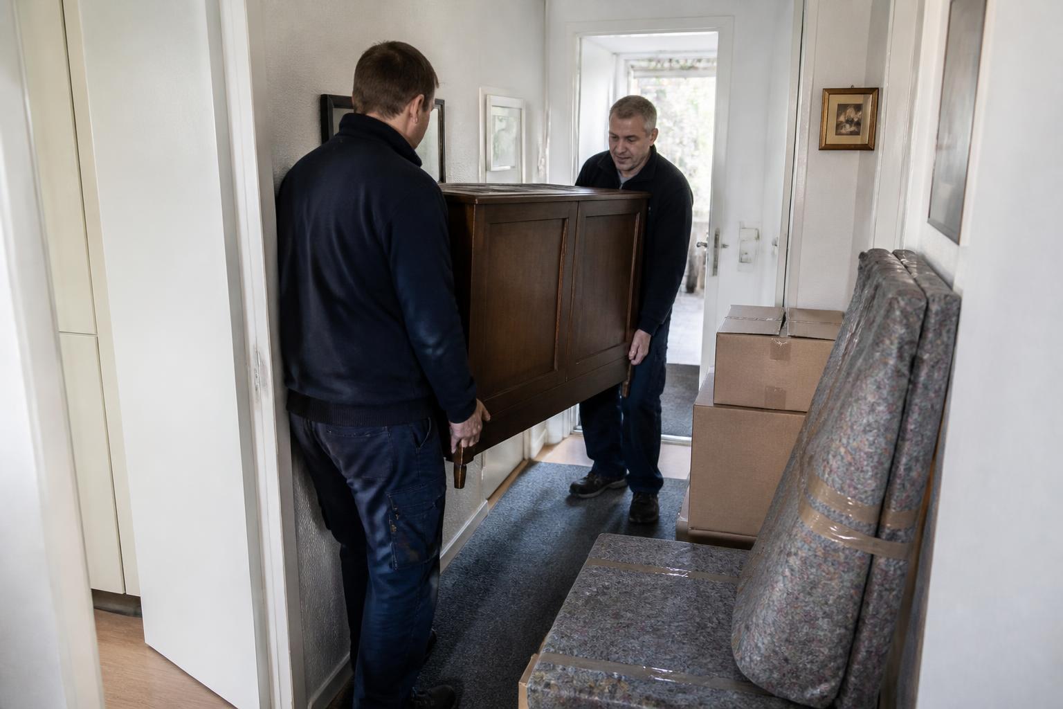 Mitarbeiter bei einer Entrümpelung und Wohnungsauflösung in Düsseldorf und Umgebung
